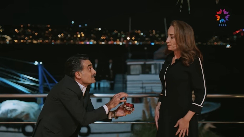 Kazim oświadcza się Esme.