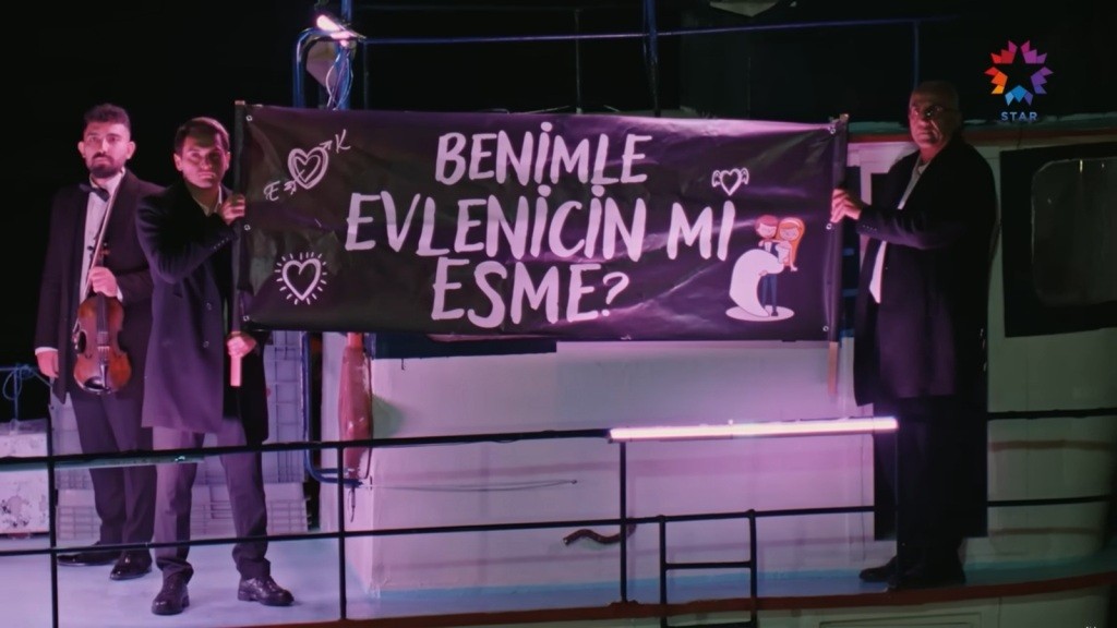 Rozwinięty na łodzi transparent z napisem: "Wyjdziesz za mnie, Esme?".