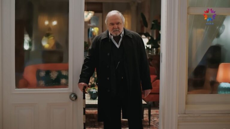 Halil Aga wraca do rezydencji.