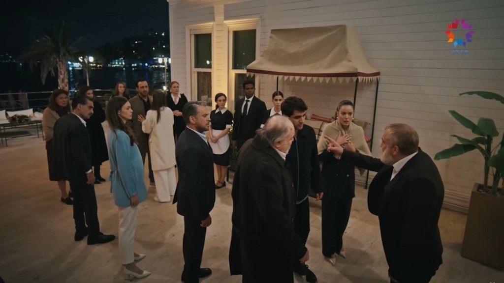 Ilyas konfrontuje się z Korhanami na tarasie.