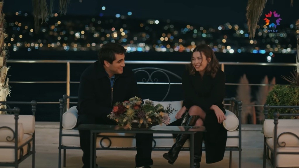 Ferit i Seyran siedzą na ławce.