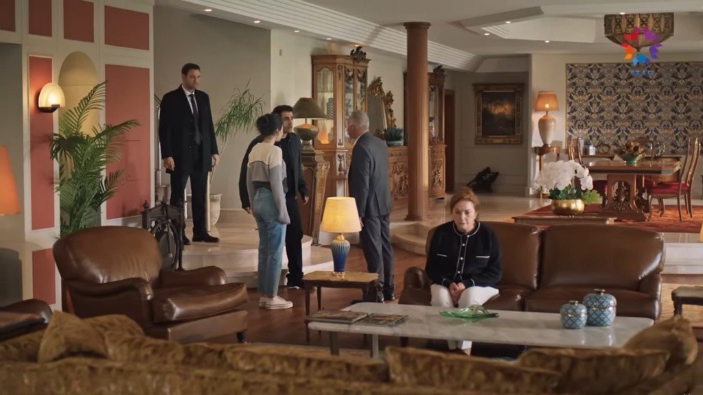 Ferit przybywa do domu Sinana.