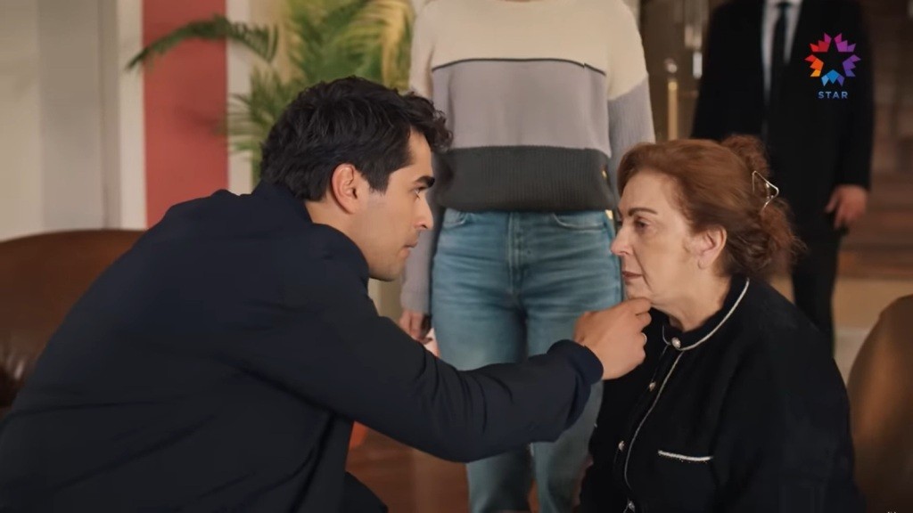 Ferit dotyka podbródka Ayli.