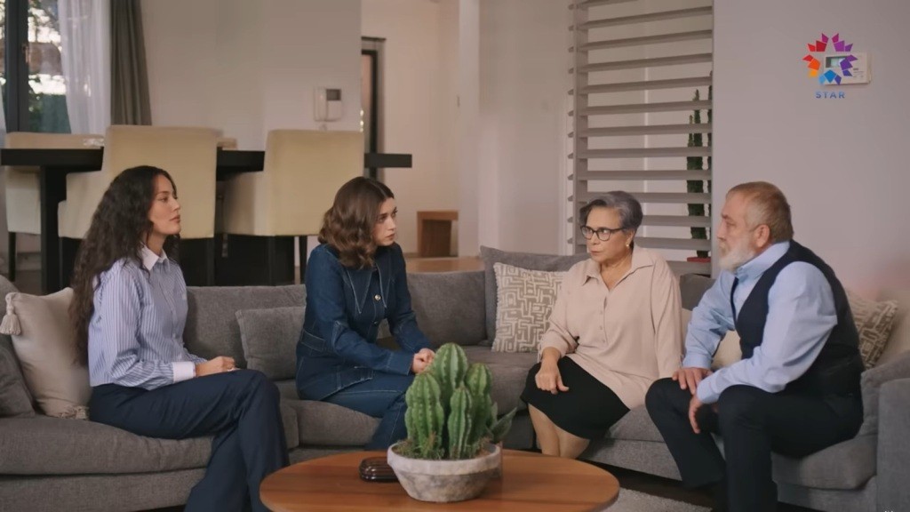 Diyar, Seyran, Ilyas i jego żona siedzą na kanapie.