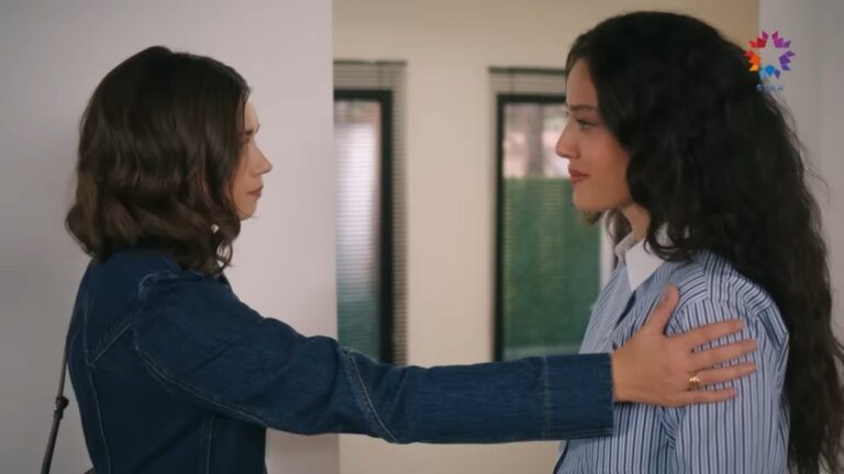 Seyran dotyka ramienia Diyar.