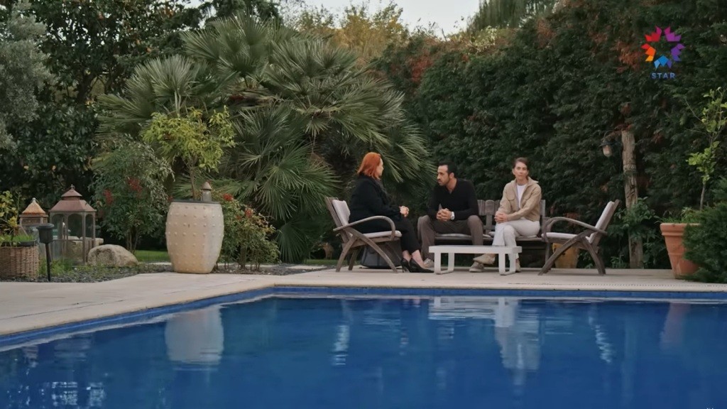 Ifakat, Abidin i Suna siedzą obok basenu.