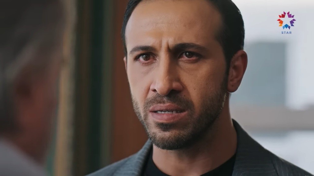 Abidin jest wstrząśnięty, gdy stoi przed Halisem.