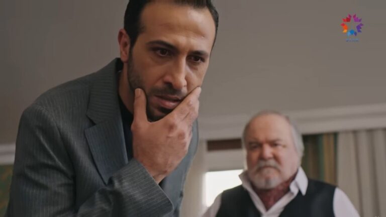 Abidin trzyma się za policzek po uderzeniu, jakie otrzymał od Halisa.