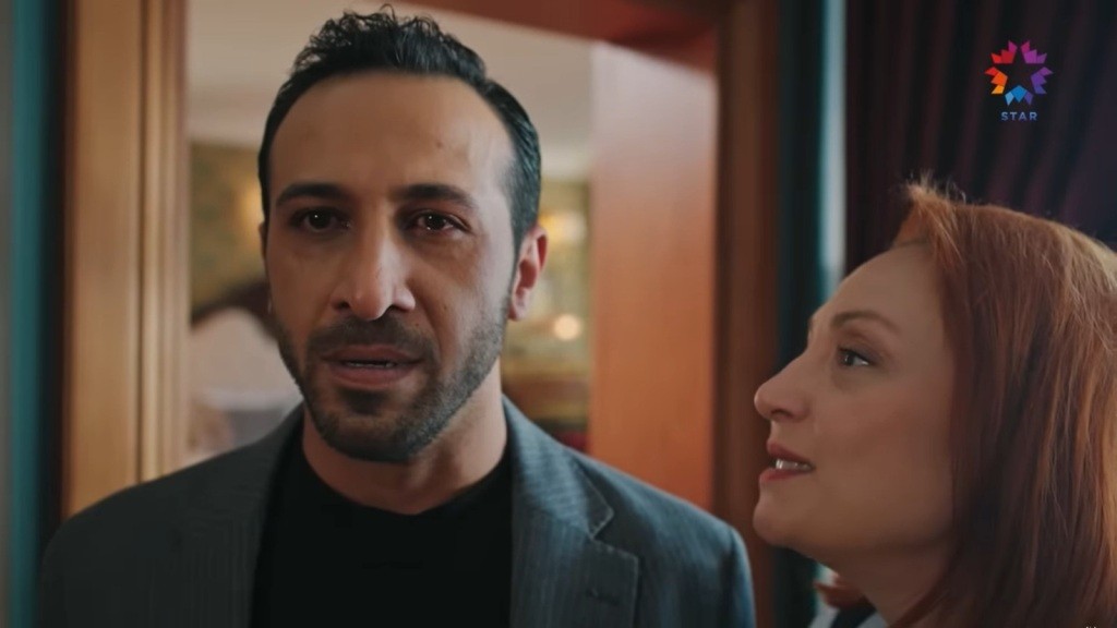 Abidin jest znieruchomiały. W jego oczach tańczą łzy. Ifakat stoi obok niego i próbuje wzniecić jego emocje intensywnym spojrzeniem.