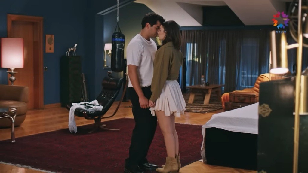 Ferit i Seyran stoją blisko siebie, trzymając się za ręce.