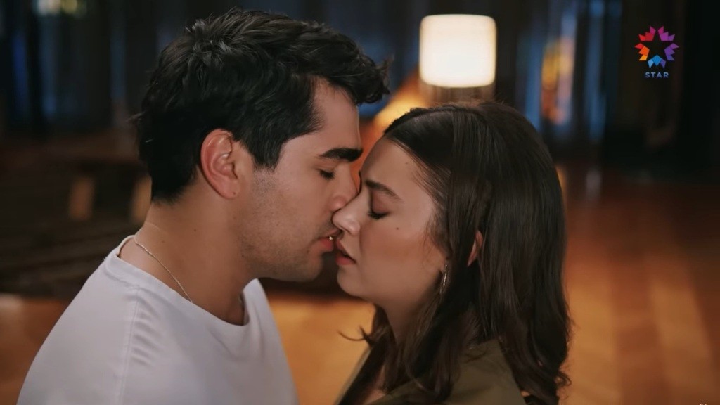 Twarze Ferita i Seyran dotykają się.