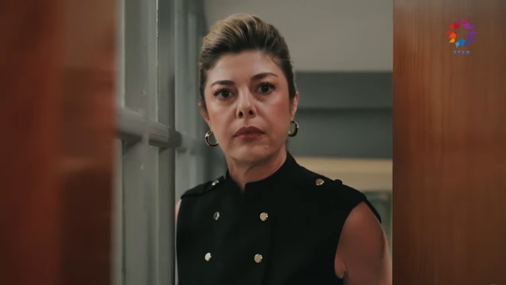 Gulgun zagląda do pokoju.