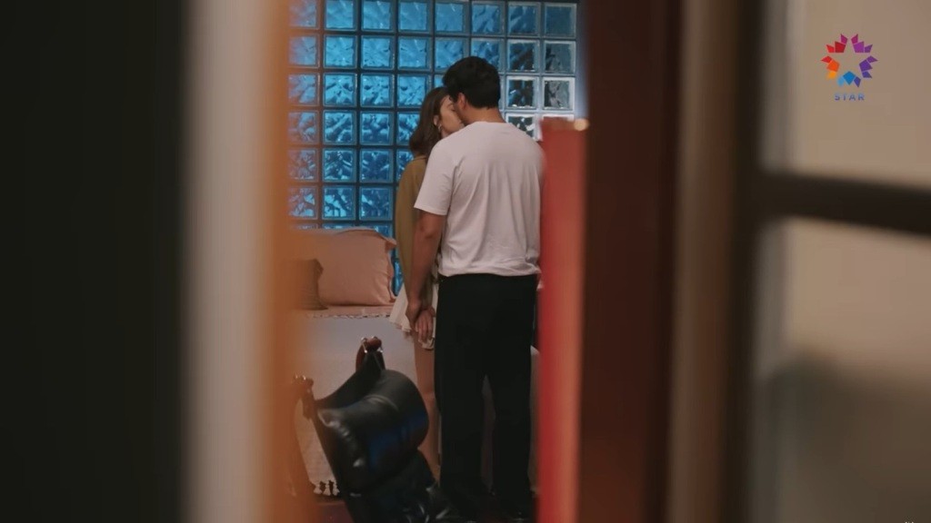 Perspektywa zza drzwi pokoju na stojących blisko siebie Ferita i Seyran. Wyglądają, jakby się całowali.