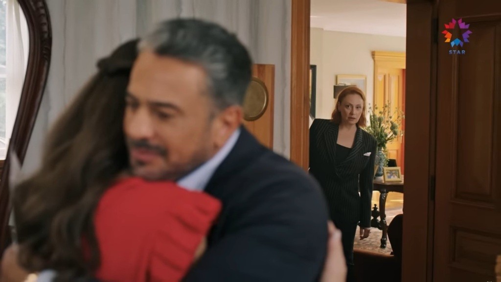 Ifakat zagląda do pokoju, w którym Orhan przytula Betul.