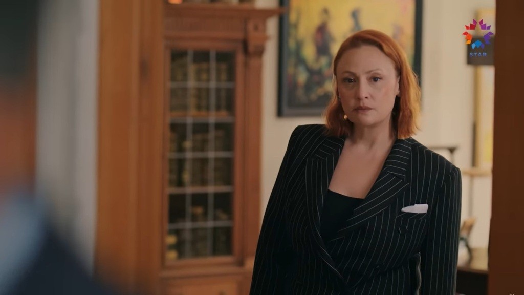 Zbliżenie na stojącą w progu pokoju Ifakat.