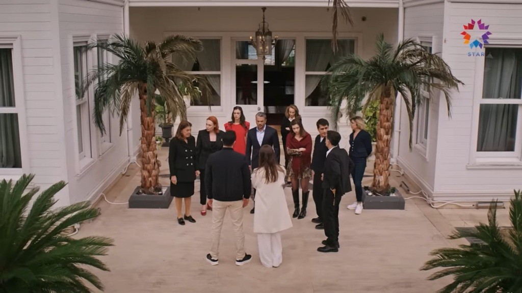 Korhanowie wychodzą naprzeciw Abidinowi i Sunie.