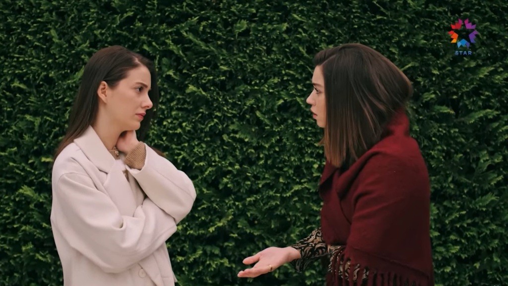 Suna i Seyran w ogrodzie rezydencji.