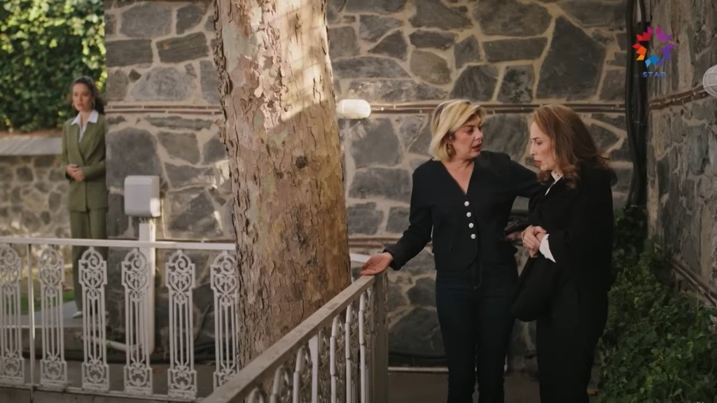 Diyar podsłuchuje rozmowę Gulgun i Esme.