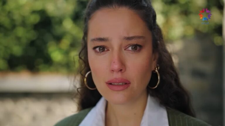 Zbliżenie na twarz zdruzgotanej Diyar.