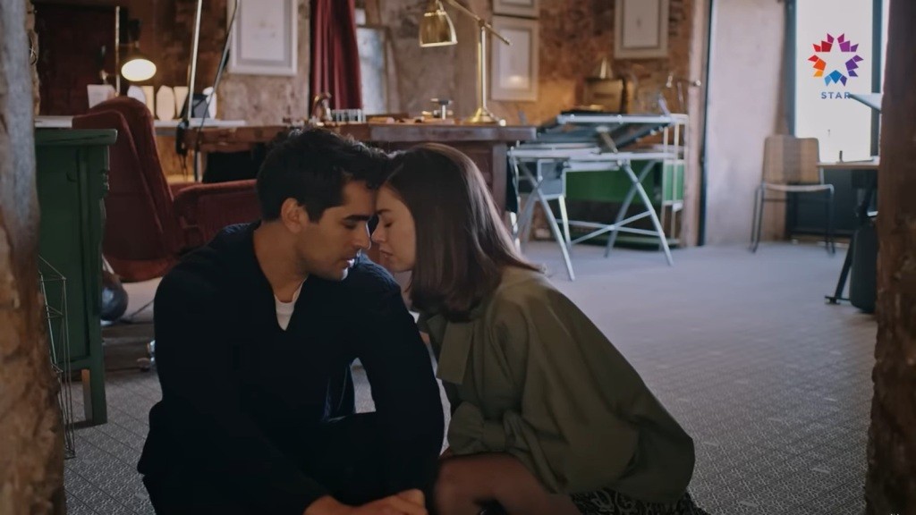 Ferit i Seyran stykają się czołami, siedząc na podłodze w pracowni.