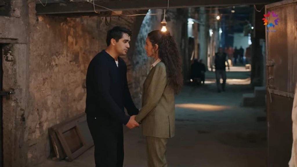 Ferit trzyma Diyar za ręce, stojąc naprzeciwko niej.