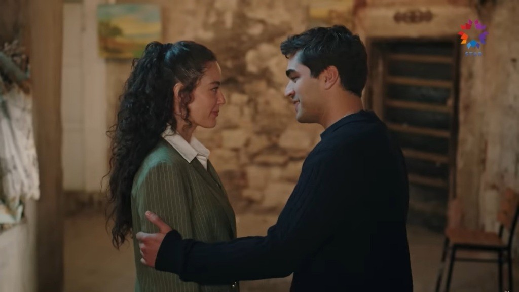 Ferit dotyka ramienia Diyar.