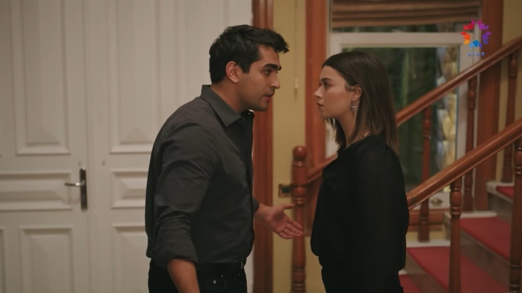 Ferit i Seyran stoją twarzą w twarz obok schodów.