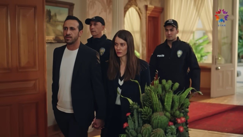 Abidin i Suna przychodzą do rezydencji z policją.