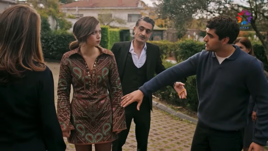 Ferit wyciąga rękę do Seyran, próbując ją zatrzymać.