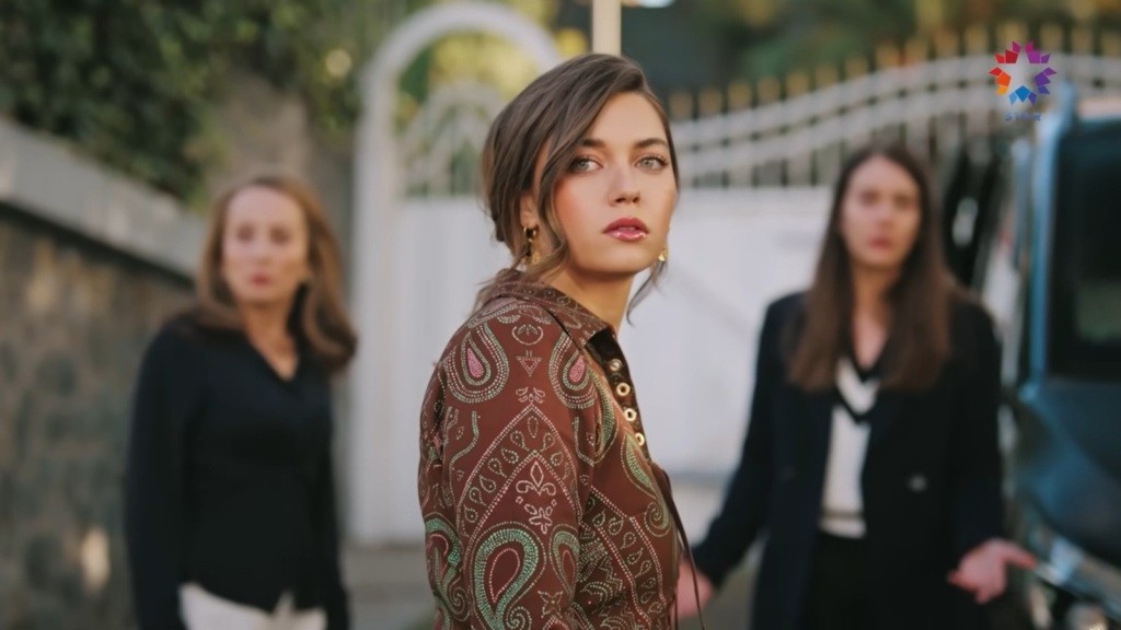 Seyran odwraca się.