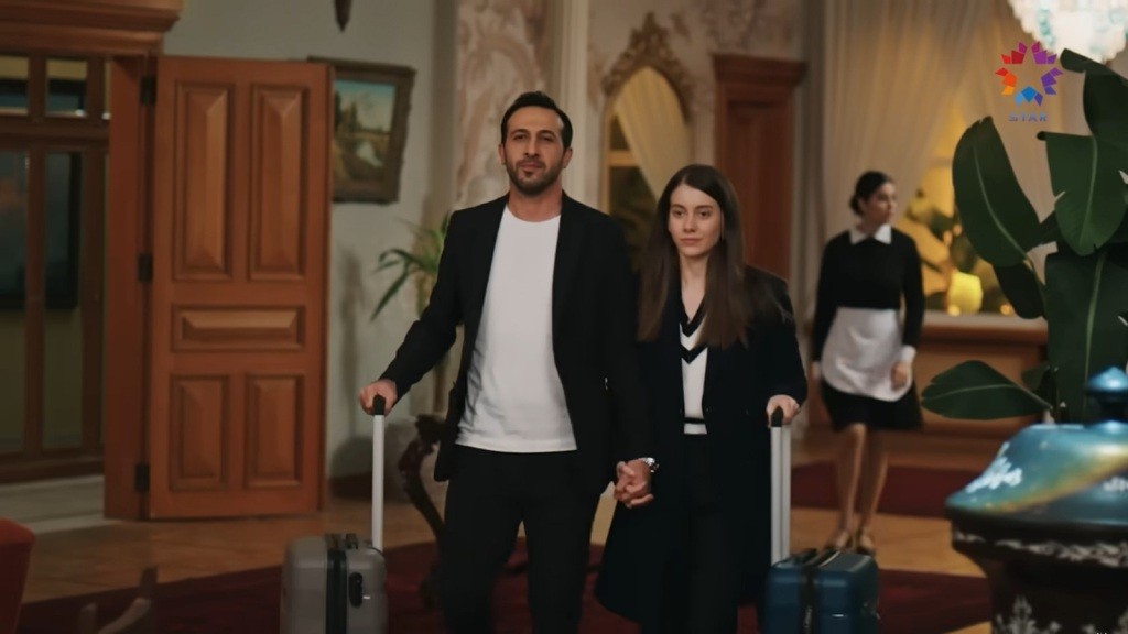 Abidin i Suna wprowadzają się do rezydencji.