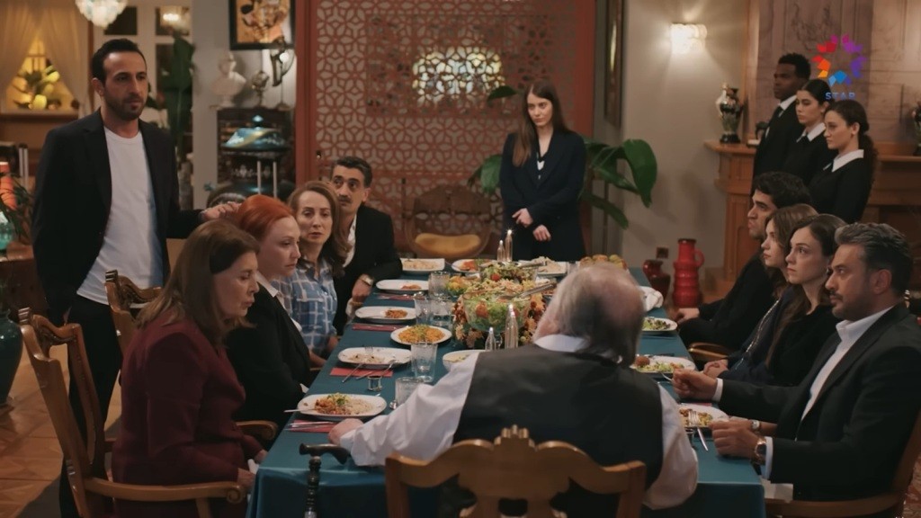 Abidin zakłóca kolację w rezydencji.