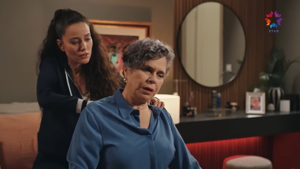 Diyar robi masaż pleców swojej babci.