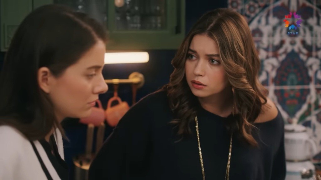 Seyran patrzy z troską na przygnębioną Sunę.