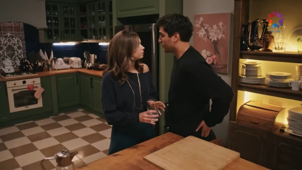 Seyran i Ferit stoją naprzeciwko siebie przy wyspie kuchennej.