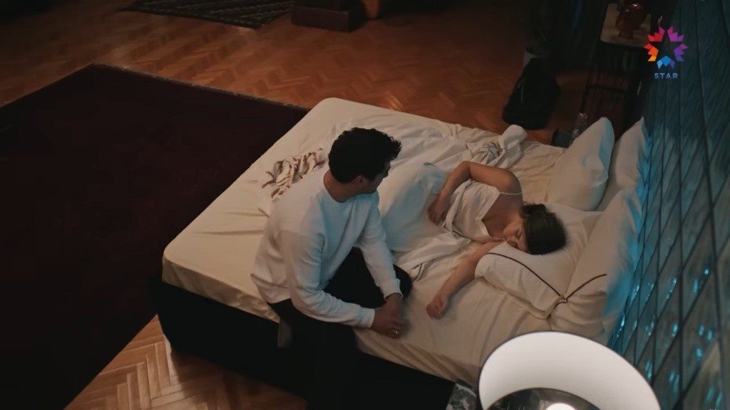 Ferit siedzi na łóżku przy śpiącej Seyran.