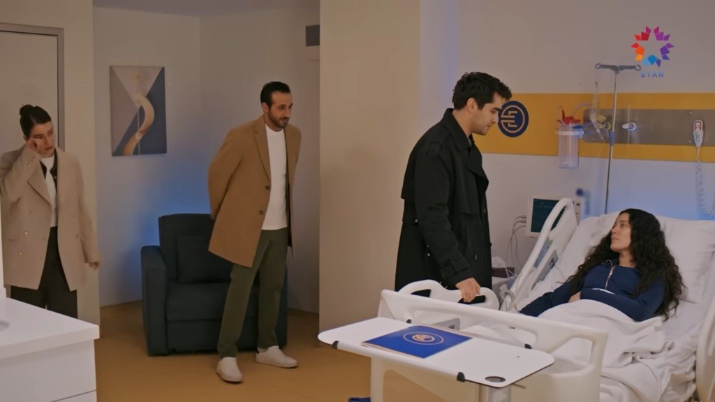 Ferit, Abidin i Suna odwiedzają w szpitalu postrzeloną Diyar.