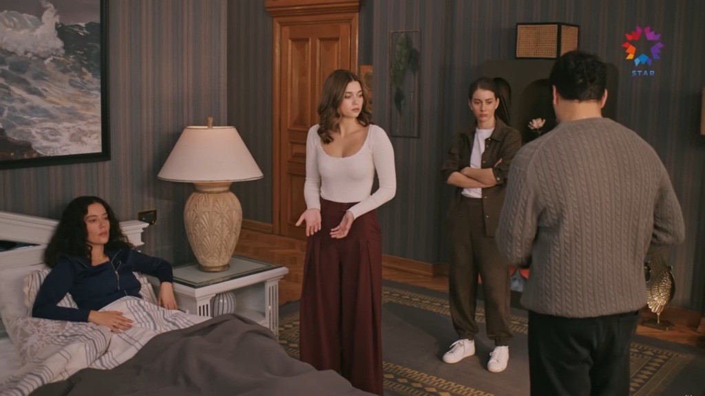 Diyar leży w łóżku w rezydencji. W pokoju znajdują się także Seyran, Suna i Ferit.