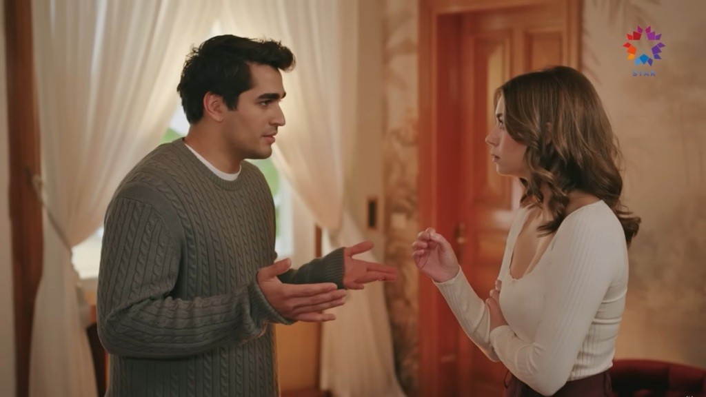 Ferit i Seyran rozmawiają w hallu rezydencji.