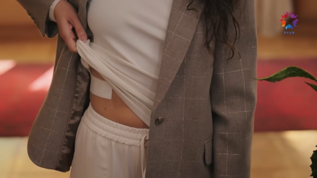 Diyar pokazuje opatrzoną ranę postrzałową.