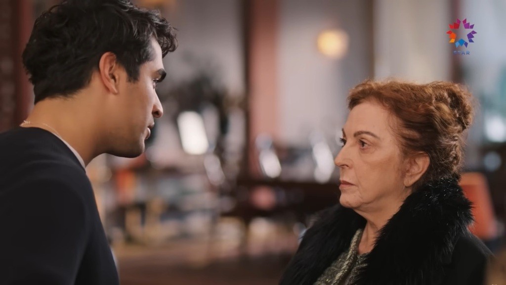 Ferit stoi twarzą w twarz z Aylą.