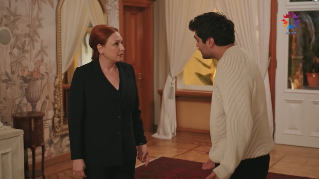 Ifakat i Ferit rozmawiają w hallu.