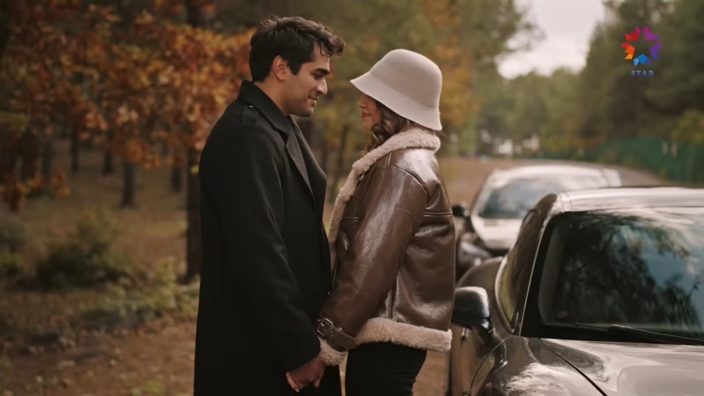 Ferit i Seyran trzymają się za ręce, stojąc naprzeciwko siebie. Są szczęśliwi.