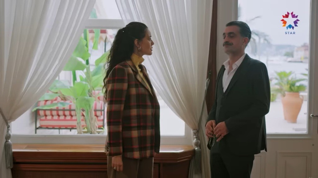 Diyar stoi obok Kazima.