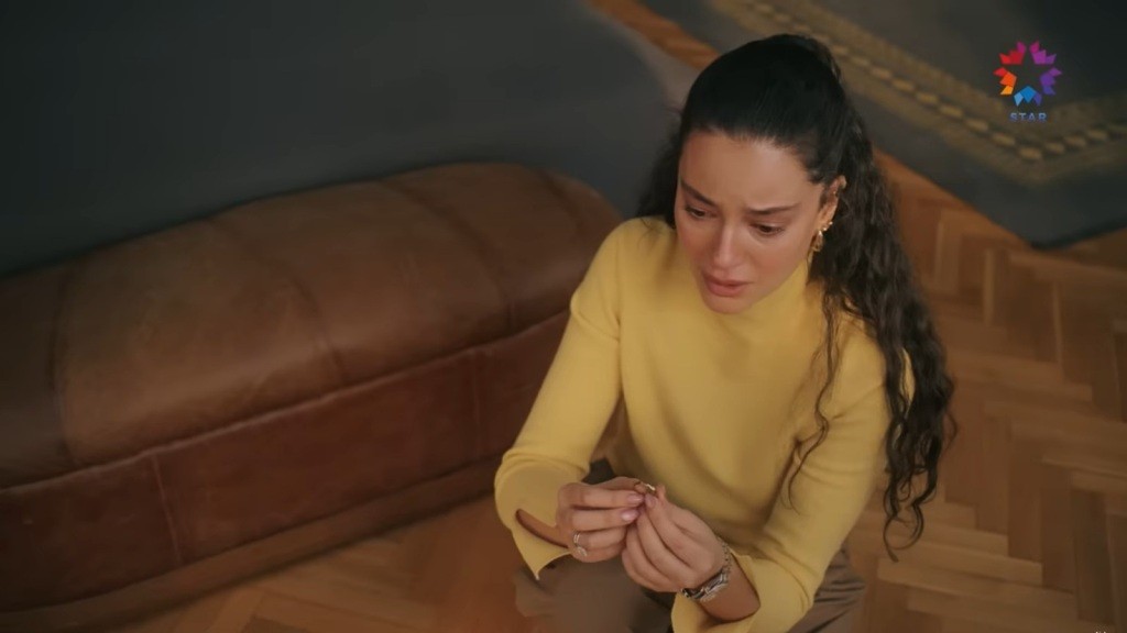 Diyar trzyma obrączkę w palcach.