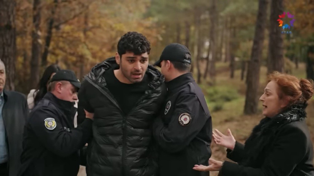 Policjanci aresztują Sinana. Mężczyzna jest zdruzgotany.