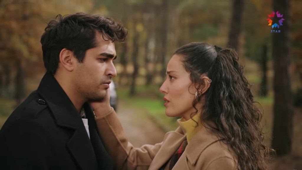 Diyar dotyka policzka Ferita, patrząc mu w oczy.