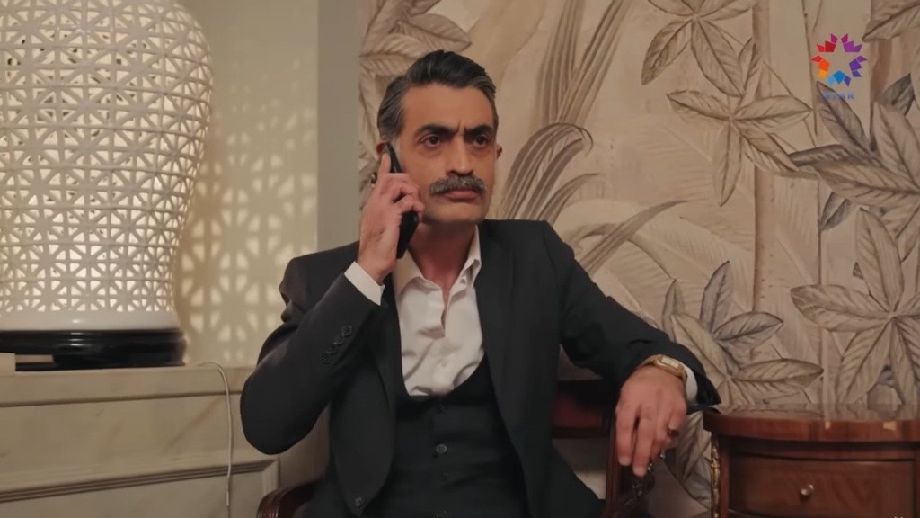 Kazim rozmawia przez telefon.