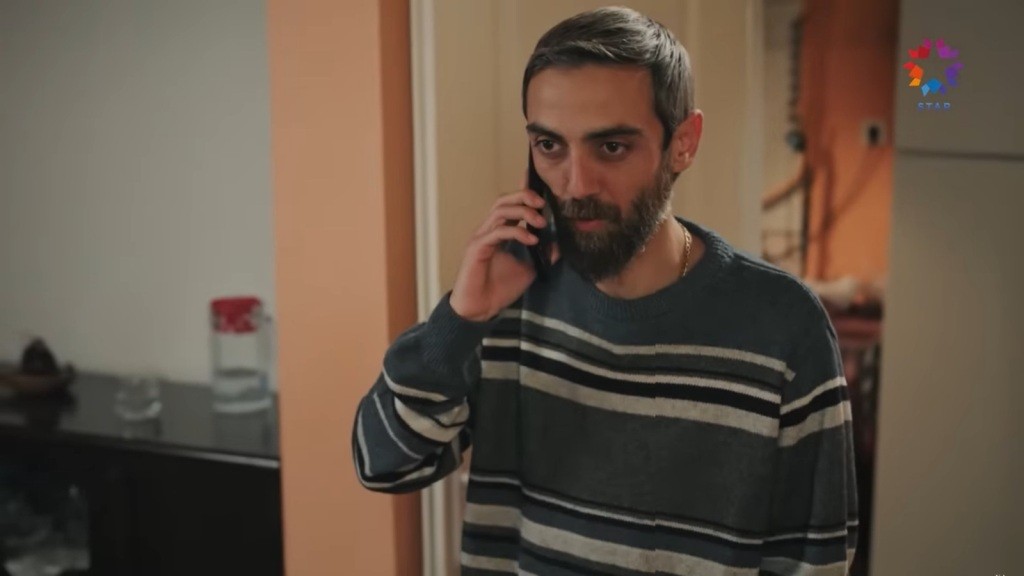 Sevki rozmawia przez telefon.