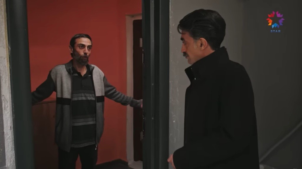 Sevki zaprasza Kazima do środka.